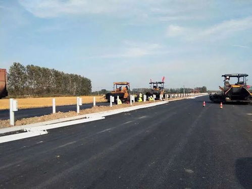 金湖段建設(shè)工程邁入新階段 瀝青路面攤鋪全面啟動(dòng)，路面工程加速推進(jìn)