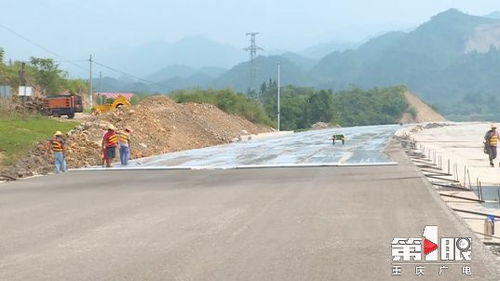 城開(kāi)高速轉(zhuǎn)入路面施工新階段 路面水穩(wěn)層正式攤鋪